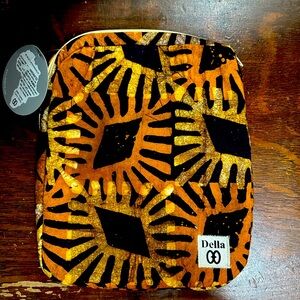 Carring case, I pad case. NWT. This a a brand new case in perfect conditions.